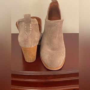 Jeffrey Campbell Beige Suede
Heeled Ankle Booties Size 8
